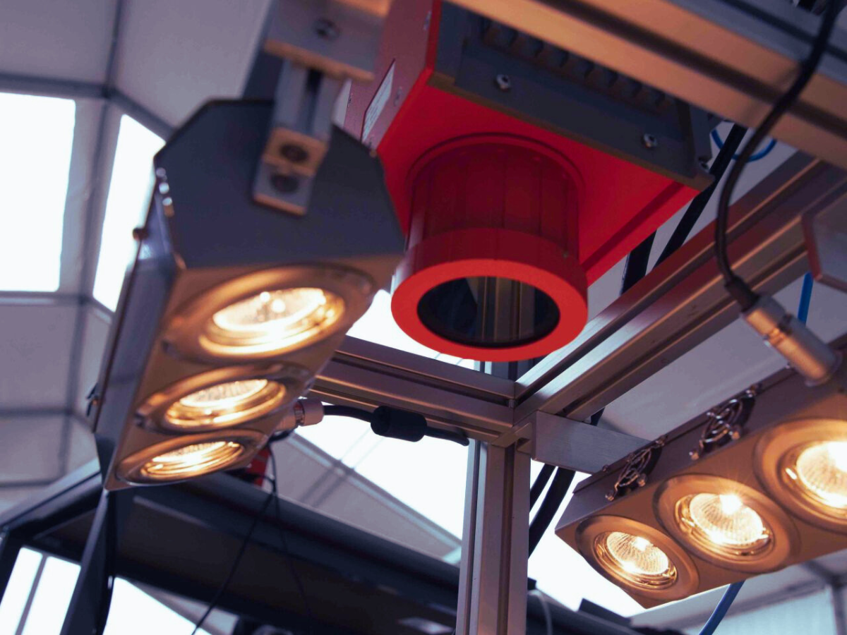 Specim SWIR mounted with halogen lights