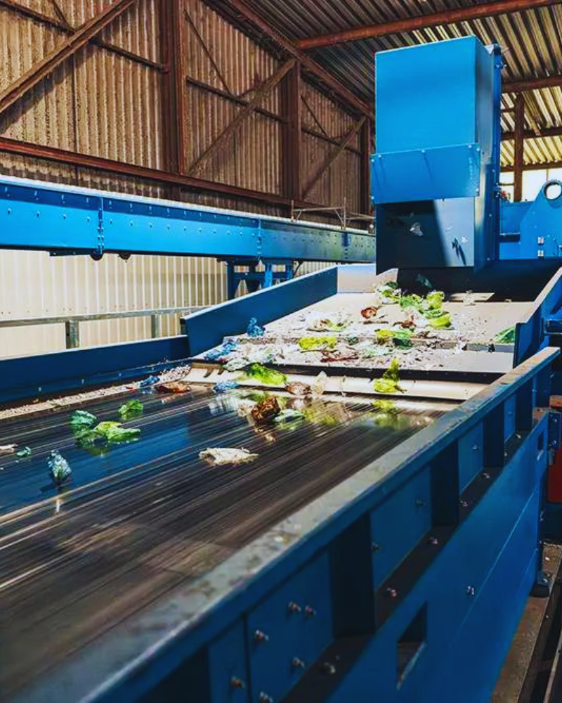 Incline plastics sorting machine moving multiple types of plastics